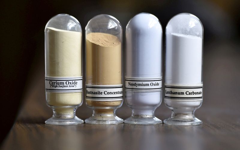 © Reuters. FILE PHOTO: Samples of rare earth minerals from left: Cerium oxide, Bastnaesite, Neodymium oxide and Lanthanum carbonate at Molycorp's Mountain Pass Rare Earth facility in Mountain Pass, California June 29, 2015.  REUTERS/David Becker/File Photo