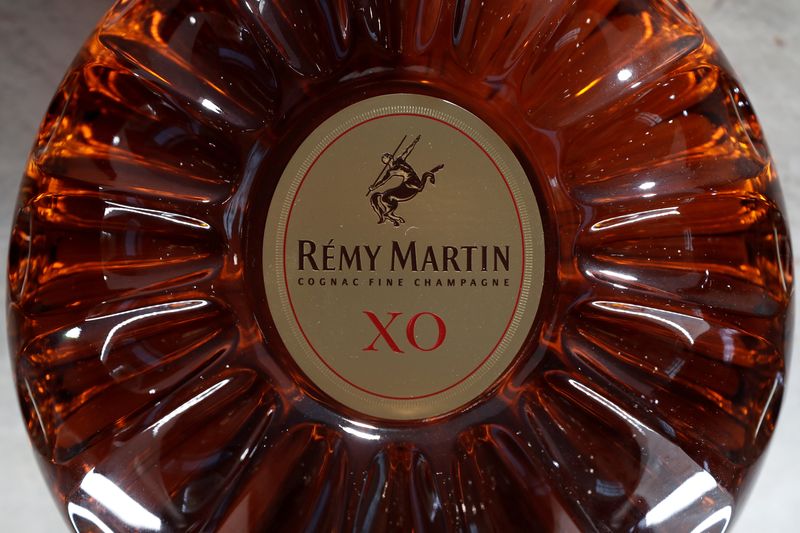 &copy; Reuters. Une bouteille de cognac Remy Martin XO est exposée au siège de Remy Cointreau SA à Paris. /Photo prise le 21 janvier 2019/REUTERS/Benoit Tessier