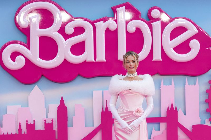 &copy; Reuters. بطلة فيلم "باربي" مارجوت روبي خلال العرض الأولي لفيلم "باربي" في لندن يوم 12 يوليو تموز 2023. تصوير: مايا شميكوفسكا - رويترز.