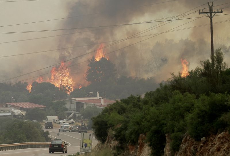 &copy; Reuters. FOTO DE ARCHIVO: Un incendio forestal arde cerca del pueblo de Agios Sotira, al oeste de Atenas, Grecia. 20 de julio de 2023. REUTERS/Fedja Grulovic