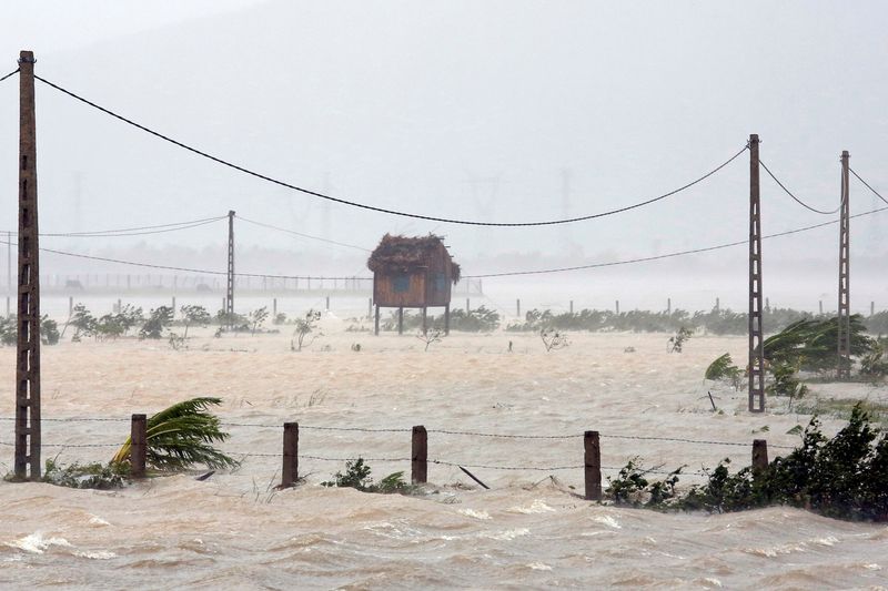 &copy; Reuters. La tempête Doksuri frappe la province de Ha Tinh, au Vietnam. /Photo prise le 15 septembre 2017/REUTERS/Kham