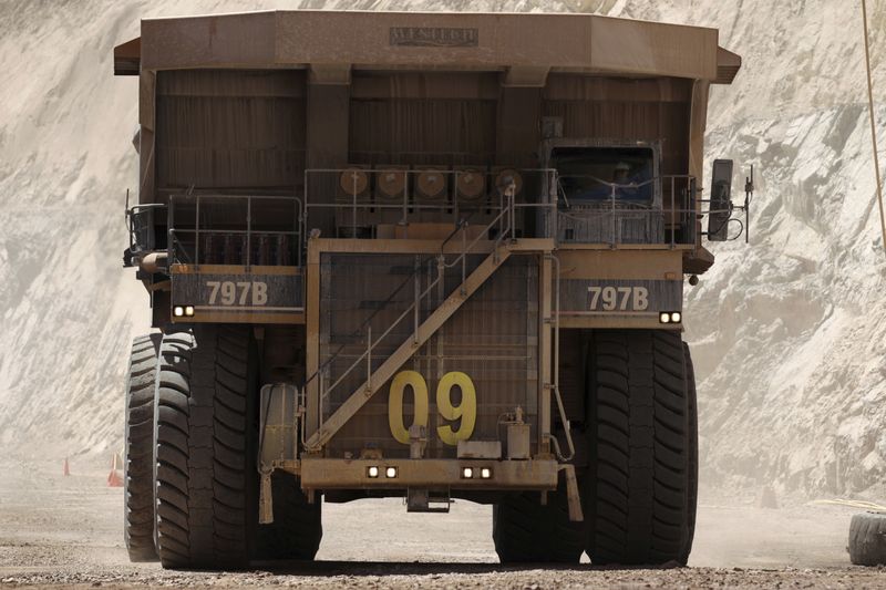 &copy; Reuters. FOTO DE ARCHIVO. Un camión minero recorre un yacimiento de Antofagasta Minerals cerca de Calama, Chile. Marzo, 2011. REUTERS/Iván Alvarado 