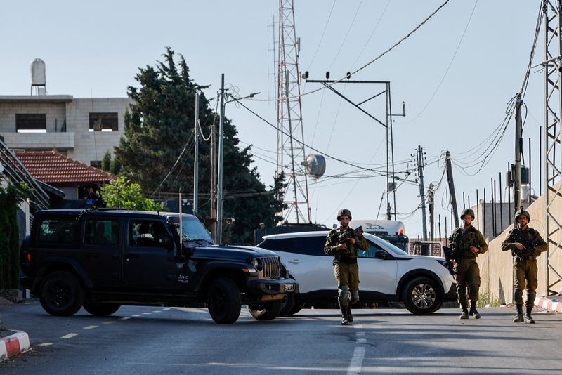 &copy; Reuters. Soldados israelíes inspeccionan el lugar donde, según un comunicado militar israelí y el Ejército, tres palestinos que dispararon contra las fuerzas israelíes fueron abatidos por tropas israelíes, en Nablus, en la Cisjordania ocupada por Israel. 25 