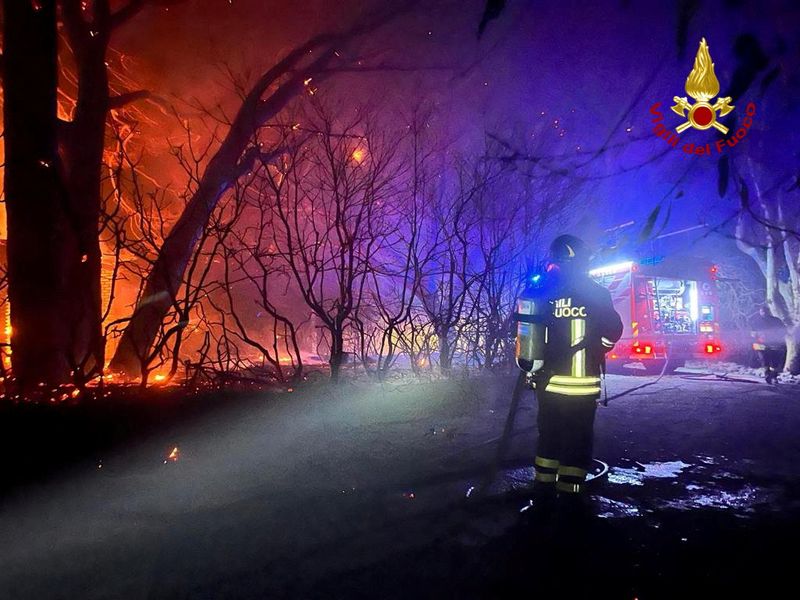 &copy; Reuters. رجال الإطفاء يعملون على إطفاء حرائق الغابات بالقرب من صقلية بإيطاليا يوم الثلاثلاء. صورة لرويترز من وكالة الإطفاء والإنقاذ. يحظر طمس الشعار