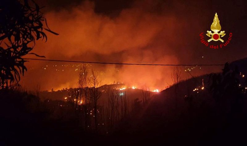 &copy; Reuters. Incendio vicino al villaggio siciliano di Curcuraci, nei pressi di Messina, Italia, 25 luglio 2023. Vigili del Fuoco/Handout via REUTERS.