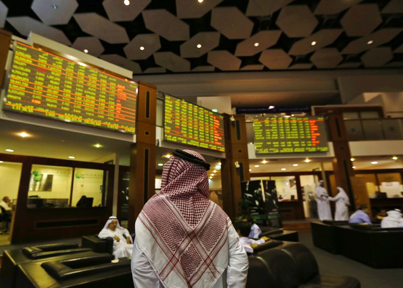 &copy; Reuters. متداولون يتابعون حركة تداول الأسهم على مؤشر دبي للأوراق المالية في صورة من أرشيف رويترز .