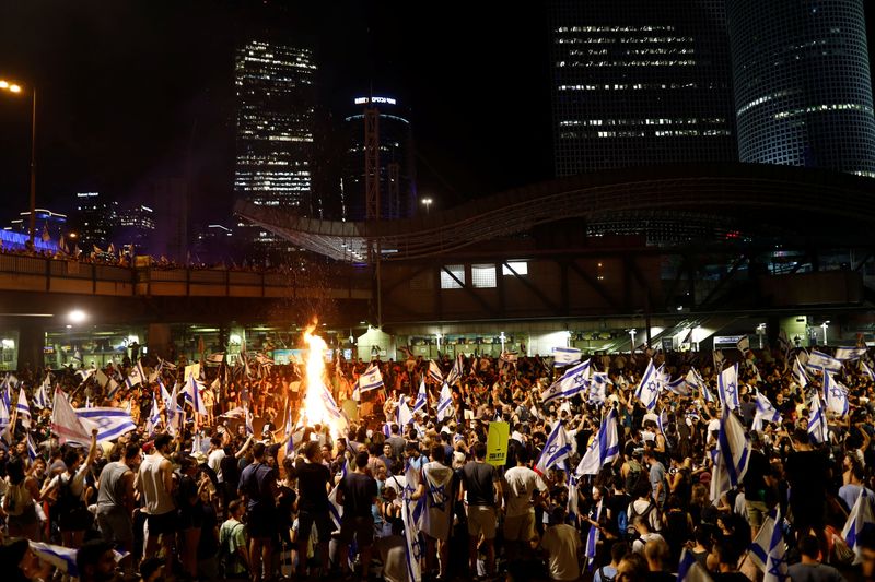 &copy; Reuters. Manifestantes bloquean la autopista Ayalon durante una manifestación tras la votación en el Parlamento del polémico proyecto de ley que limita los poderes del Tribunal Supremo para anular algunas decisiones del Gobierno, en Tel Aviv, Israel. 24 de juli