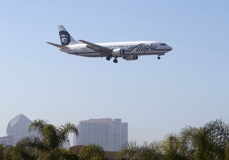 &copy; Reuters. FILE PHOTO: An Alaska Airlines Boeing 737-400 plane is shown on final approach to land in San Diego, California April 4, 2016. REUTERS/Mike Blake/File Photo