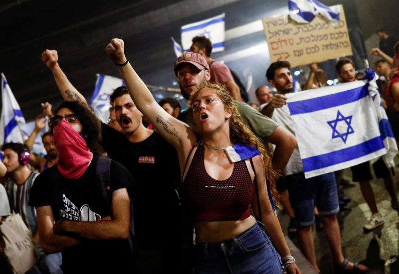 &copy; Reuters. Des manifestants bloquent l'autoroute Ayalon lors d'une manifestation à la suite d'un vote parlementaire sur un projet de loi contesté qui limite les pouvoirs de la Cour suprême d'annuler certaines décisions du gouvernement, à Tel Aviv, en Israël. /