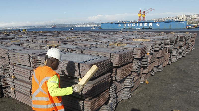 &copy; Reuters. Imagen de archivo de un trabajador portuario revisando un embarque de cobre en el puerto chileno de Valparaíso, el 25 de enero de 2015. REUTERS/Rodrigo Garrido