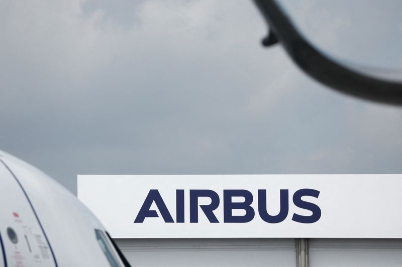&copy; Reuters. Le logo Airbus au 54e salon international de l'aéronautique de Paris à l'aéroport du Bourget, près de Paris. /Photo prise le 19 juin 2023/REUTERS/Benoit Tessier