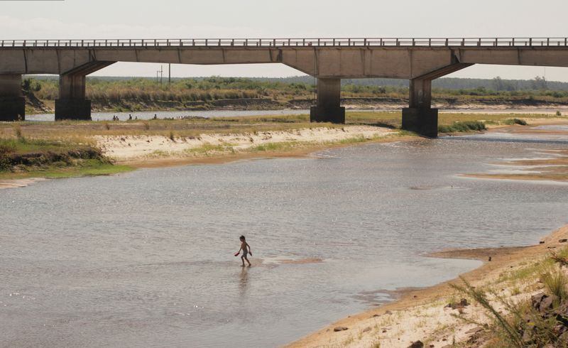 &copy; Reuters. FILE PHOTO: A child plays in the Corriente river affected by a prolonged drought, next to the Paso Lucero bridge, in Corrientes, Argentina February 13, 2023. REUTERS/Sebastian Toba/File Photo