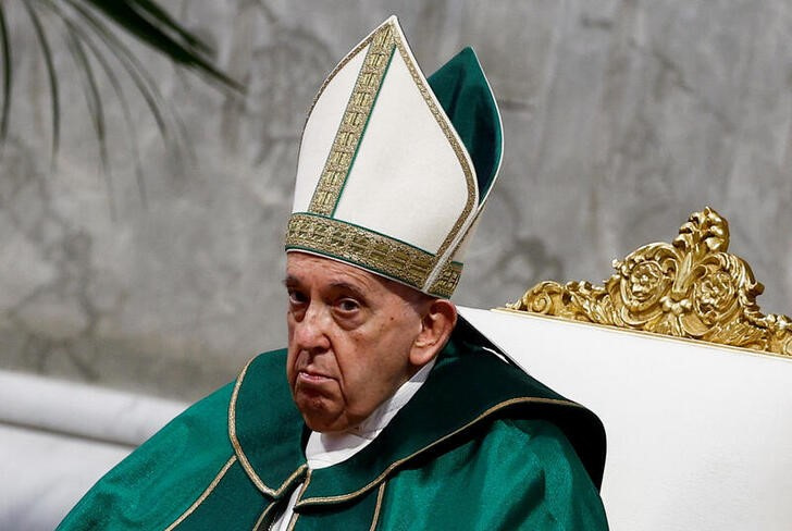 &copy; Reuters. Imagen de archivo del Papa Francisco durante una misa en la Basílica de San Pedro del Vaticano. 23 julio 2023. REUTERS/Guglielmo Mangiapane