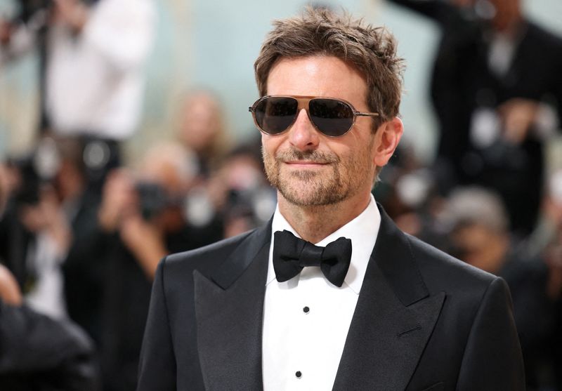 &copy; Reuters. FILE PHOTO: Bradley Cooper poses at the Met Gala, an annual fundraising gala held for the benefit of the Metropolitan Museum of Art's Costume Institute with this year's theme "Karl Lagerfeld: A Line of Beauty", in New York City, New York, U.S., May 1, 202