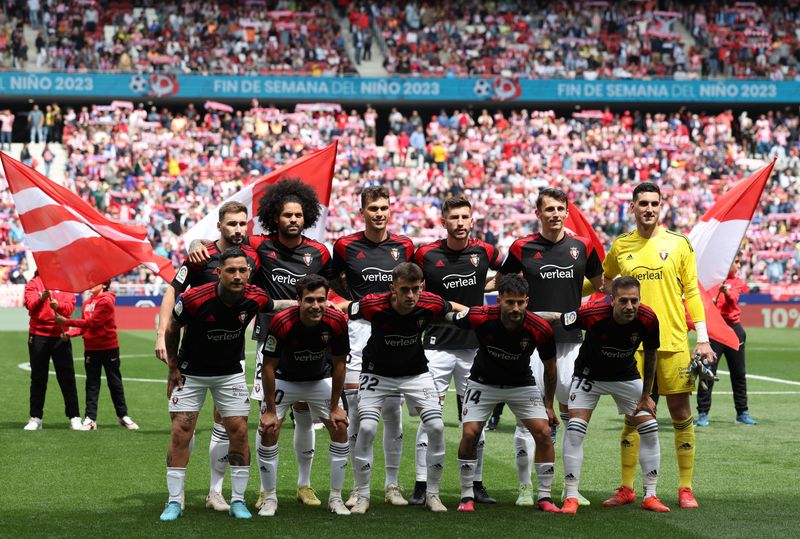 &copy; Reuters. لاعبو أوساسونا يلتقطون صورة جماعية قبل مباراة الفريق أمام أتليتكو مدريد بدوري الدرجة الأولى الإسباني يوم 21 مايو أيار 2023. تصوير: بيوليتا سان