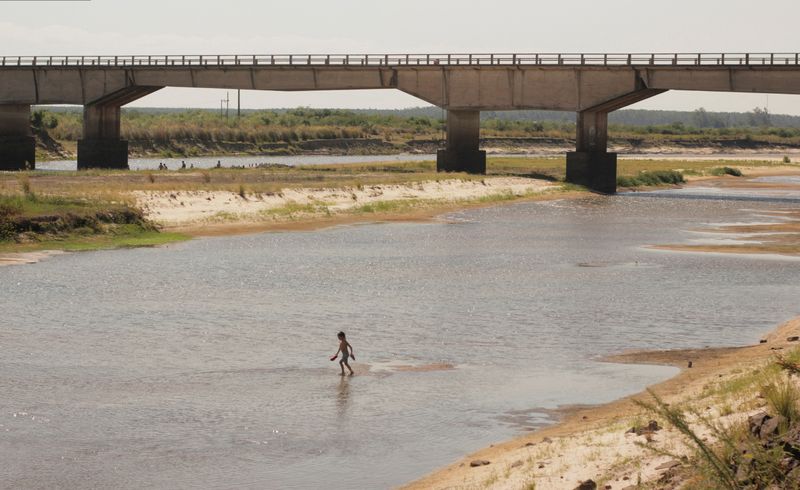 &copy; Reuters. Criança brinca no rio Corriente, afetado pela seca prolongada, em Corrientes, Argentina 
13/02/2023. REUTERS/Sebastian Toba/File Photo