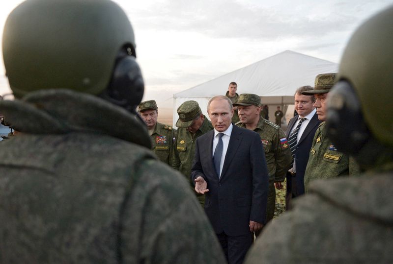 &copy; Reuters. PHOTO D'ARCHIVES : Le président russe Vladimir Poutine s'entretient avec des militaires lors d'un exercice d'entraînement, dans la région d'Orenbourg (Russie). /Photo prise le 19 septembre 2015/REUTERS/Alexei Nikolsky/RIA Novosti