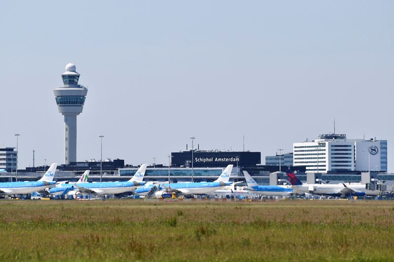 &copy; Reuters. FILE PHOTO: A general view of Schiphol Airport in Amsterdam, Netherlands June 16, 2022. REUTERS/Piroschka van de Wouw/File Photo