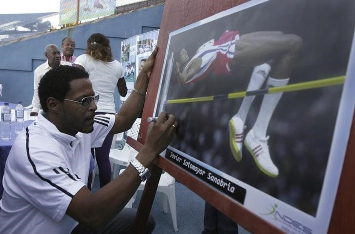 &copy; Reuters. Foto de archivo ilustrativa de Javier Sotomayor firmando un poster con su figura en un estadio en El Salvador 
Nov 24, 2010. 
 REUTERS/Luis Galdamez 
