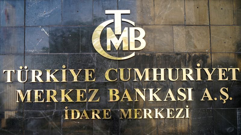 &copy; Reuters. Logo de la Banque centrale de Turquie à l'entrée du siège de la banque à Ankara. /Photo prise le 19 avril 2015/REUTERS/Umit Bektas