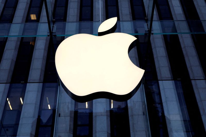 &copy; Reuters. Le logo d'Apple Inc. à l'entrée de l'Apple Store sur la 5e Avenue à Manhattan, New York, États-Unis. /Photo prise le 16 octobre 2019/REUTERS/Mike Segar