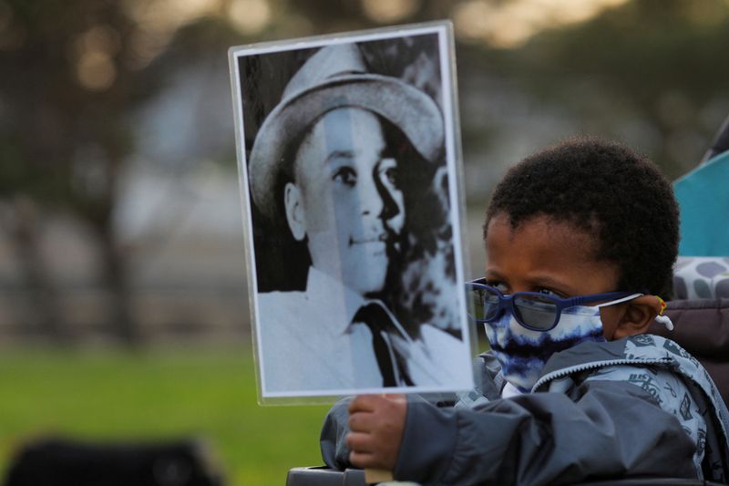 &copy; Reuters. Criança segura foto de Emmett Till, um adolescente negro de 14 anos linchado em 1955
25/05/2021
REUTERS/Brian Snyder