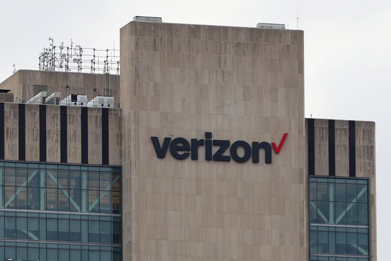 &copy; Reuters. Foto de archivo del logo de Verizon en el edificio corporativo de Manhattan
 Nov 22, 2021. REUTERS/Andrew Kelly/ 