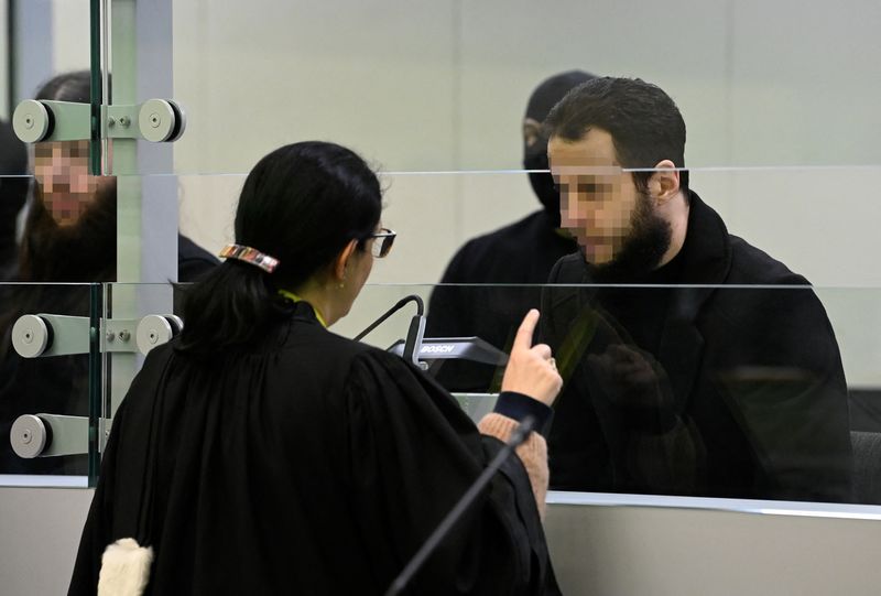 &copy; Reuters. المتهم صلاح عبد السلام يتحدث مع محاميته أثناء محاكمته لدوره في هجمات بروكسل عام 2016 في مبنى جوستيتيا ببروكسل في الثالث من أبريل نيسان 2023. صور