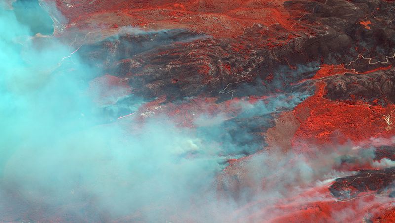 &copy; Reuters. صورة بالأقمار الاصطناعية تظهر اندلاع حريق هائل في جزيرة كورفو باليونان يوم الثلاثاء. صورة لرويترز من ماكسمار تكنولوجيز. يحظر إعادة بيع الصو