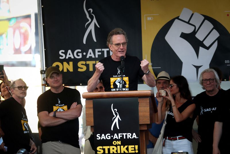 &copy; Reuters. Actor Bryan Cranston speaks next to Steve Buscemi, Brendan Fraser, F. Murray Abraham and Jill Hennessy at a SAG-AFTRA strike rally in Times Square, in Manhattan in New York City, New York, U.S., July 25, 2023. REUTERS/Mike Segar