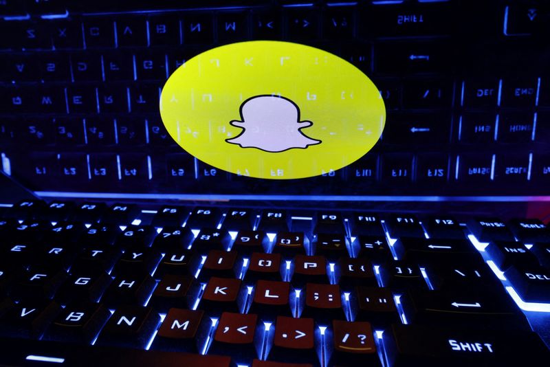 © Reuters. A keyboard is placed in front of a displayed Snapchat logo in this illustration taken February 21, 2023. REUTERS/Dado Ruvic/Illustration