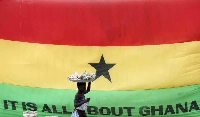 &copy; Reuters. فتاة تسير أمام علم غانا في صورة من أرشيف رويترز.