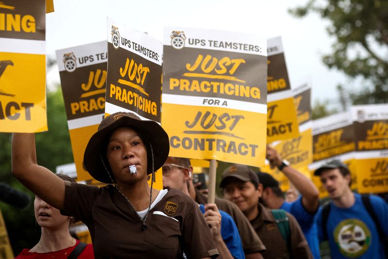 &copy; Reuters. FOTO DE ARCHIVO: Trabajadores de UPS, miembros del sindicato Teamsters, participan en un ensayo ante una posible huelga, frente a un centro de distribución de UPS en Brooklyn, Nueva York, Estados Unidos, 14 de julio de 2023. REUTERS/Brendan McDermid