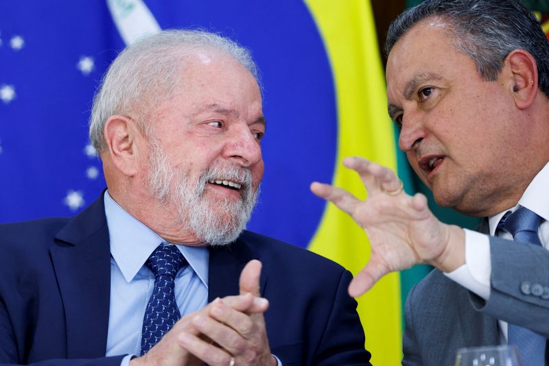 &copy; Reuters. Lula e Costa conversam durante cerimônia no Palácio do Planalto
10/03/2023
REUTERS/Adriano Machado