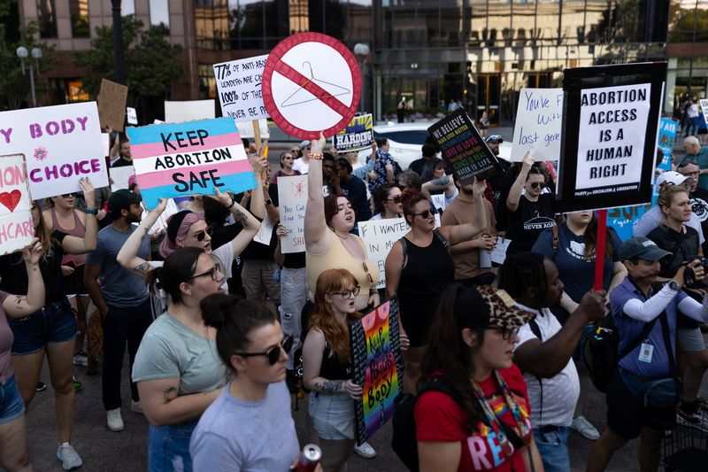 © Reuters. Abortion rights protesters gather for a rally in Columbus, Ohio, after the United States Supreme Court ruled in the Dobbs v Women's Health Organization abortion case, overturning the landmark Roe v Wade abortion decision, June 24, 2022.  REUTERS/Megan Jelinger/File Photo