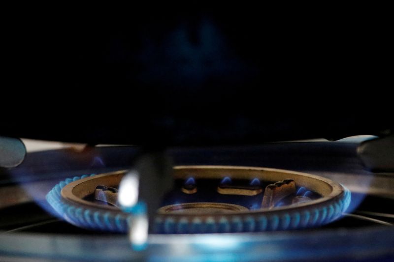 &copy; Reuters. FILE PHOTO: A gas flame burns on a newly installed stove in a kitchen in Xiaozhangwan village on the outskirts of Beijing, China, November 15, 2017. REUTERS/Thomas Peter/File Photo