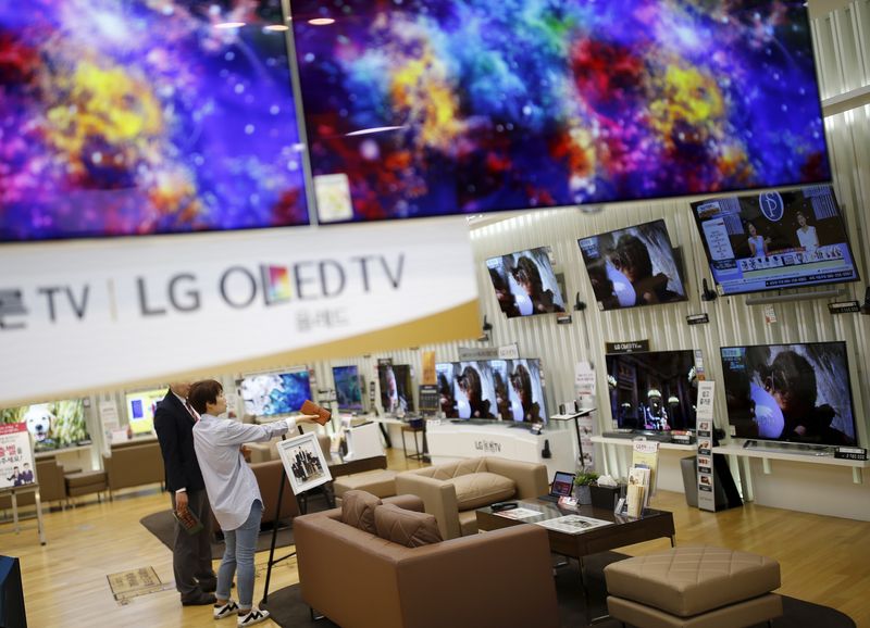 &copy; Reuters. FILE PHOTO-A woman looks at LG Electronics' organic light-emitting diode (OLED) TV sets, which are made with LG Display flat screens, at its store in Seoul, South Korea, April 26, 2016. REUTERS/Kim Hong-Ji/File Photo