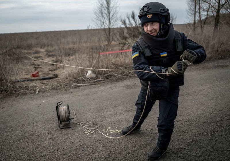 &copy; Reuters. ウクライナのスビリデンコ第１副首相兼経済相は２５日、同盟諸国が人道的地雷除去のため、特殊機器に加え２億４４００万ドルの支援を確約したと明らかにした。写真はウクライナのハル