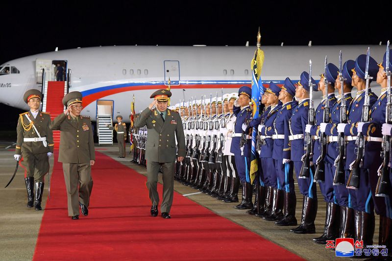 &copy; Reuters. Le ministre russe de la Défense, Sergueï Choïgou est accueilli dans un aéroport de Pyongyang, en Corée du Nord. /Photo diffusée le 25 juillet 2023/REUTERS/KCNA