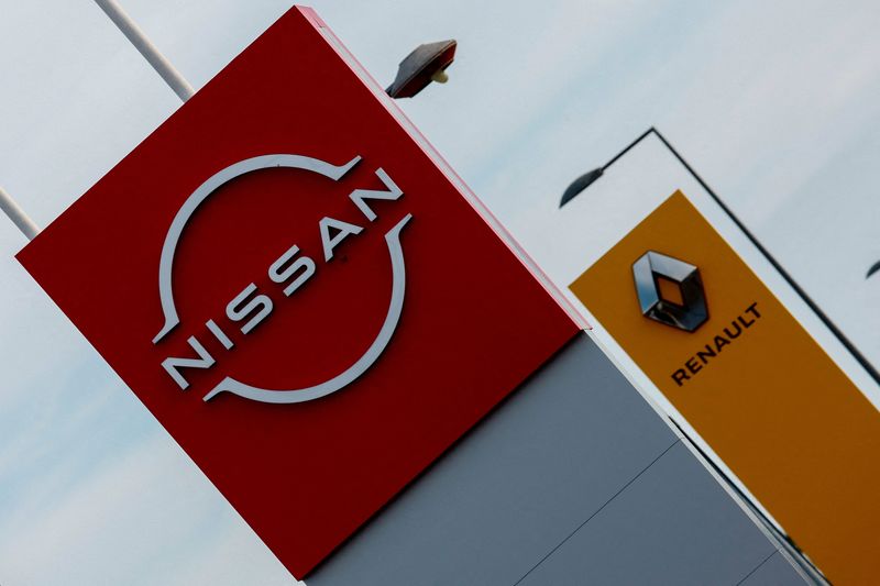 &copy; Reuters. Les logo de Renault et Nissan. /Photo prise le 13 juillet 2023/REUTERS/Gonzalo Fuentes