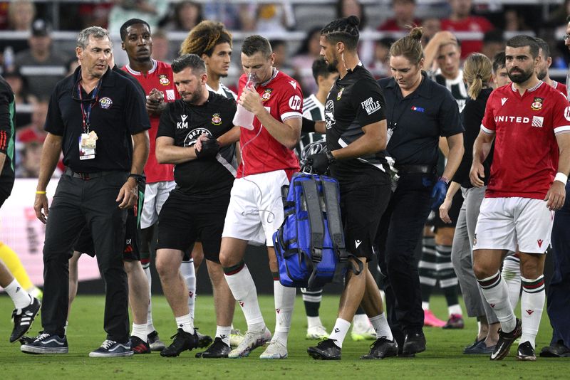 &copy; Reuters. مهاجم فريق ريسهام بول مولين يتلقى المساعدة الطبية خارج الملعب بعد إصابته خلال النصف الأول من مباراة ودية أمام مانشستر يونايتد في مدينة سان 