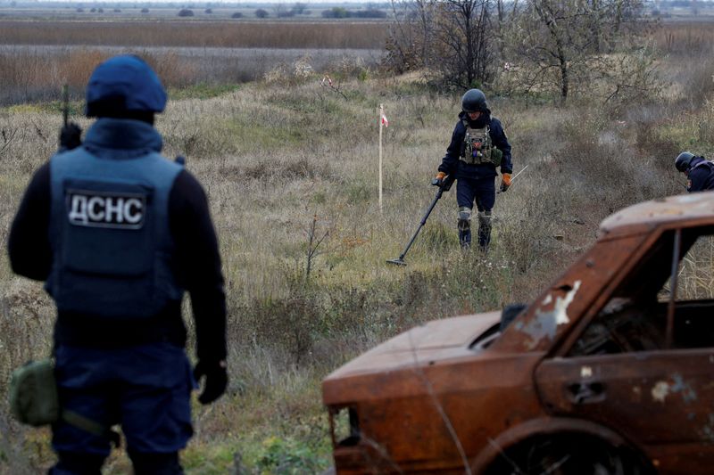 &copy; Reuters. Des experts ukrainiens des mines recherchent des munitions non explosées et des mines terrestres près de la route principale menant à Kherson, en Ukraine. /Photo prise le 16 novembre 2022/REUTERS/Murad Sezer