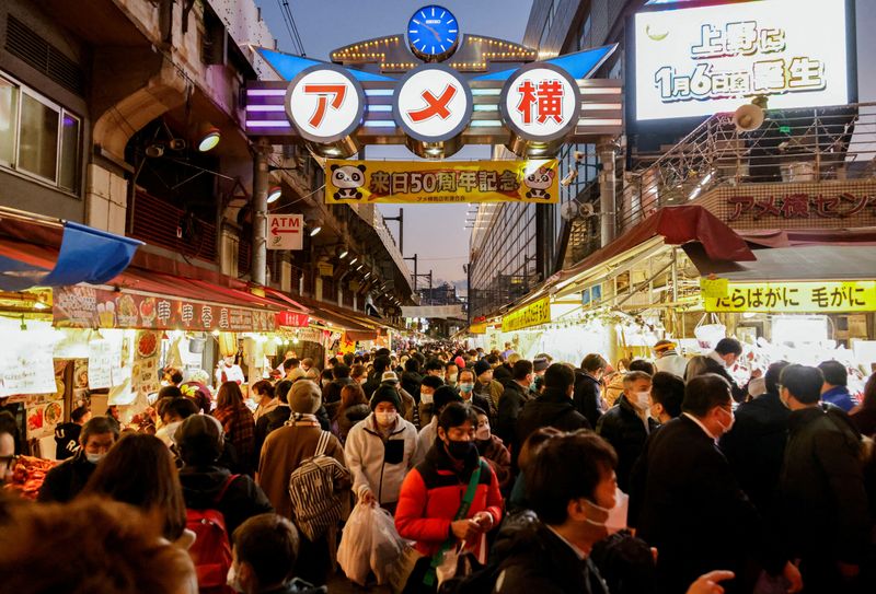 &copy; Reuters. متسوقون في منطقة أميوكو للتسوق، أكبر سوق في طوكيو للمأكولات السريعة، يوم 29 ديسمبر كانون الأول 2022 في العاصمة اليابانية. تصوير: إيسي كاتو - روي
