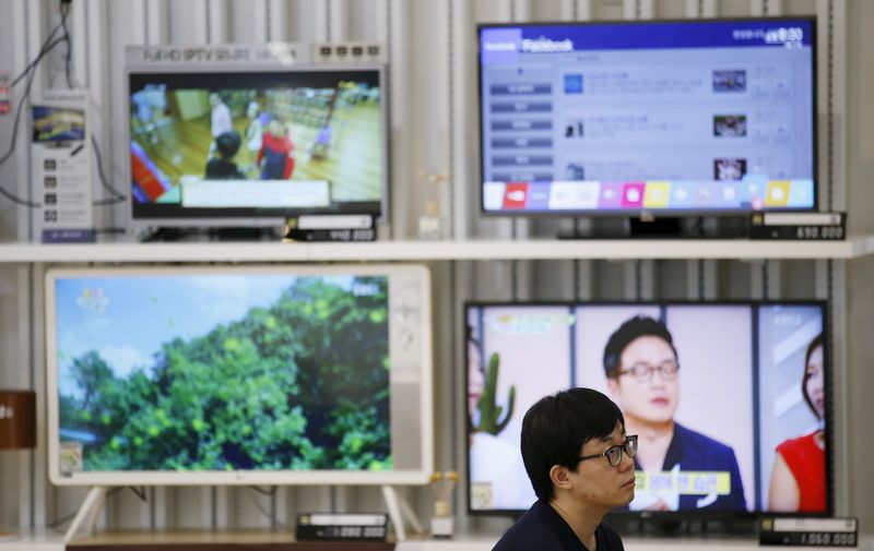 &copy; Reuters. FOTO DE ARCHIVO. Un hombre mira los televisores de LG Electronics, fabricados con pantallas planas LG Display, en su tienda en Seúl, Corea del Sur. 26 de abril de 2016. REUTERS/Kim Hong-ji