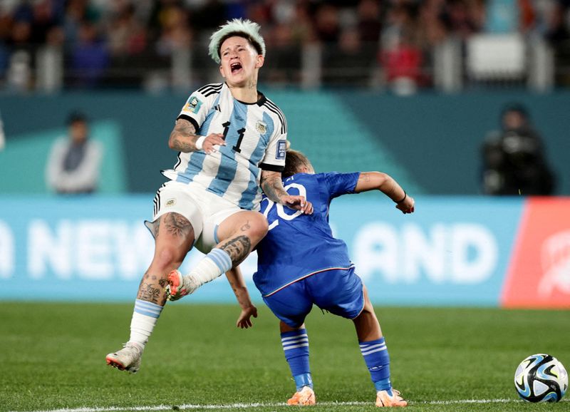 &copy; Reuters. مهاجمة منتخب الأرجنتين ياميلا رودريجيز في التحام مع منافستها من المنتخب الإيطالي في المباراة بكأس العالم للسيدات 2023 في أوكلاند بنيوزيلندا 
