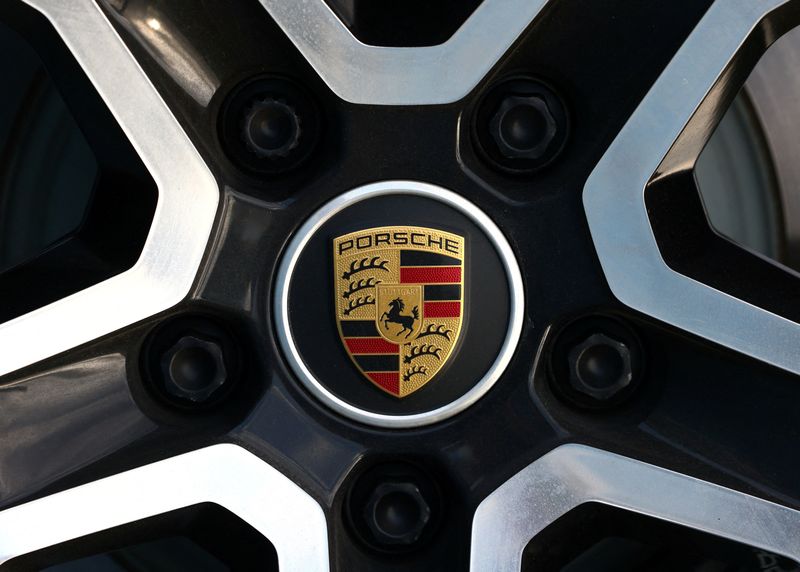 © Reuters. A logo of Porsche is seen in Brussels, Belgium March 13, 2023. REUTERS/Yves Herman