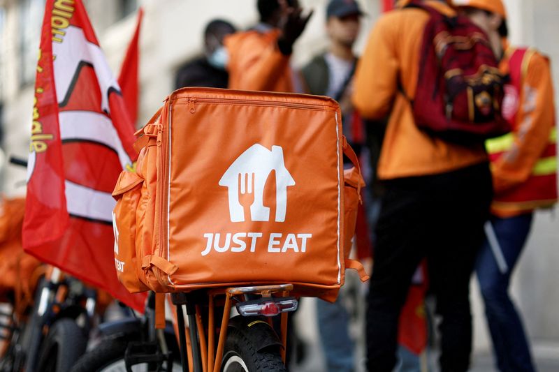 &copy; Reuters. FOTO ARCHIVO: Repartidores de Just Eat Takeaway en huelga asisten a una manifestación para denunciar el actual plan social y las condiciones laborales, en París, Francia, 22 de octubre de 2022. REUTERS/Benoit Tessier