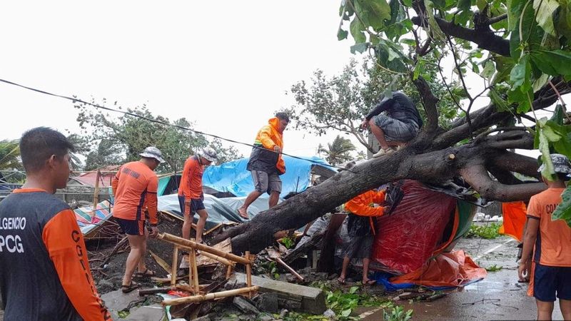 &copy; Reuters. أفراد بخفر السواحل الفلبيني يزيلون شجرة سقطت على طريق بسبب الإعصار دوكسوري في إقليم كاجايان بالفلبين يوم الأربعاء. حصلت رويترز على هذه الصو