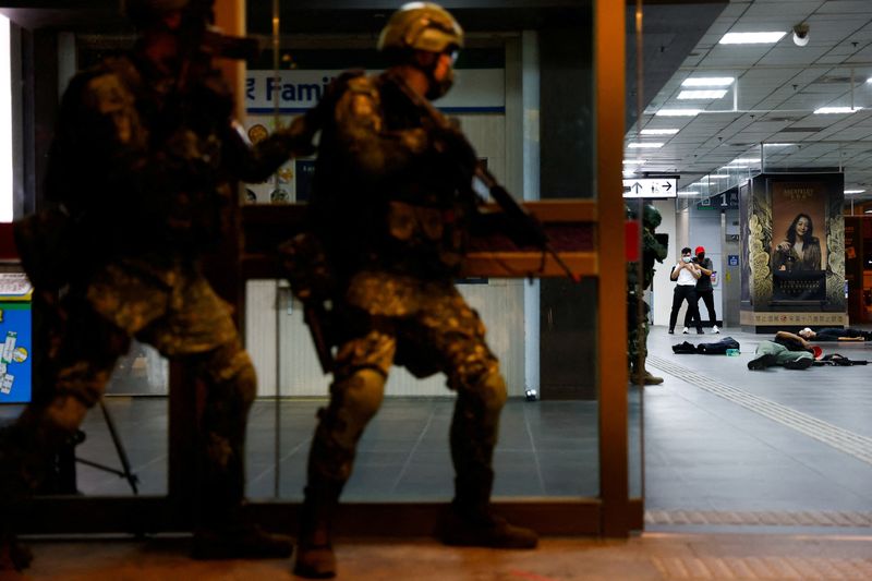 &copy; Reuters. جنود يشاركون في تدريب عسكري لأول مرة في مطار تاويوان الدولي الرئيسي في تايبه عاصمة تايوان يوم الأربعاء. تصوير: آن وانغ - رويترز.