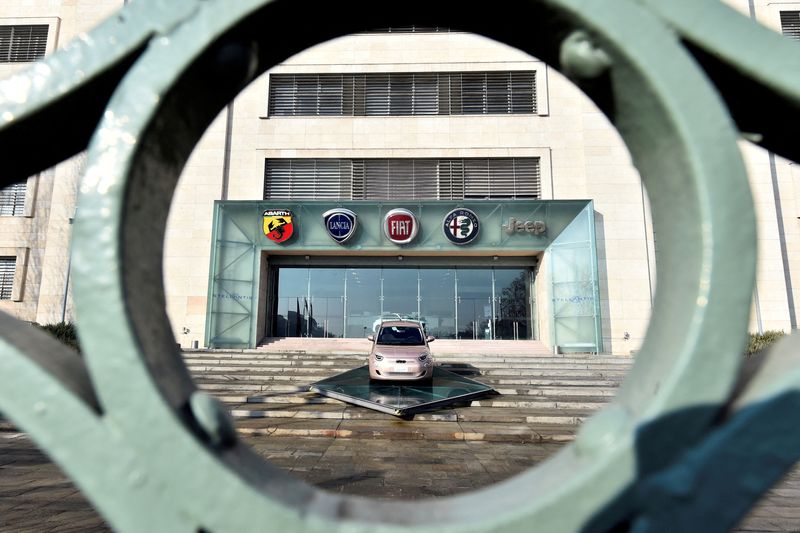 © Reuters. FILE PHOTO: The logo of Stellantis, the world's fourth-largest automaker which starts trading in Milan and Paris after Fiat Chrysler and Peugeot maker PSA finalised their merger, is seen next to a car displayed at the main entrance of FCA Mirafiori plant in Turin, Italy, January 18, 2021. REUTERS/Massimo Pinca//File Photo